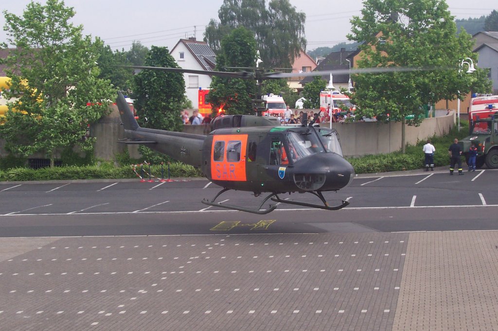 Bell UH-1D Huey - 70+94 - Lufttransportgeschwader 62

aufgenommen am 8. Juni 2008 bei der Landung in Ransbach-Baumbach anlsslich des 125jhrigen Jubilums der rtlichen Feuerwehr