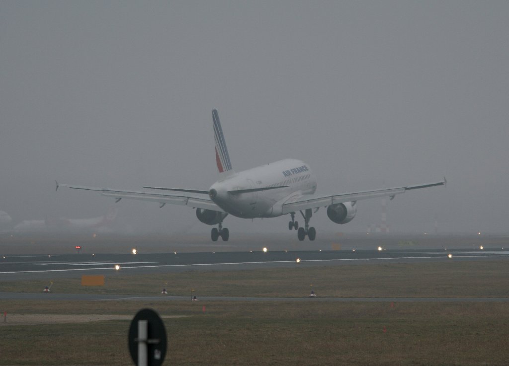 Berlin-Tegel im Nebel. Air France A 319-111 F-GRHN bei der Landung am 20.03.2011