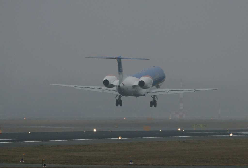 Berlin-Tegel im Nebel. BMI Embraer ERJ-145EP G-RJXF bei der Landung am 20.03.2011