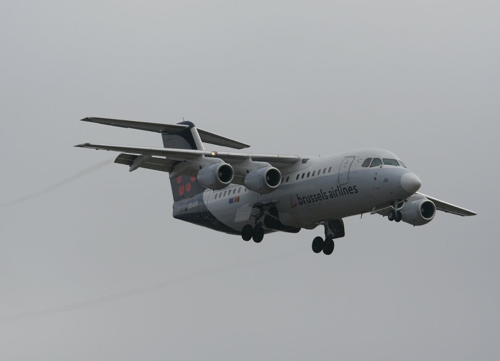 Berlin-Tegel im Nebel. Brussels Airlines Avro Regjet RJ85 OO-DJN bei der Landung am 20.03.2011