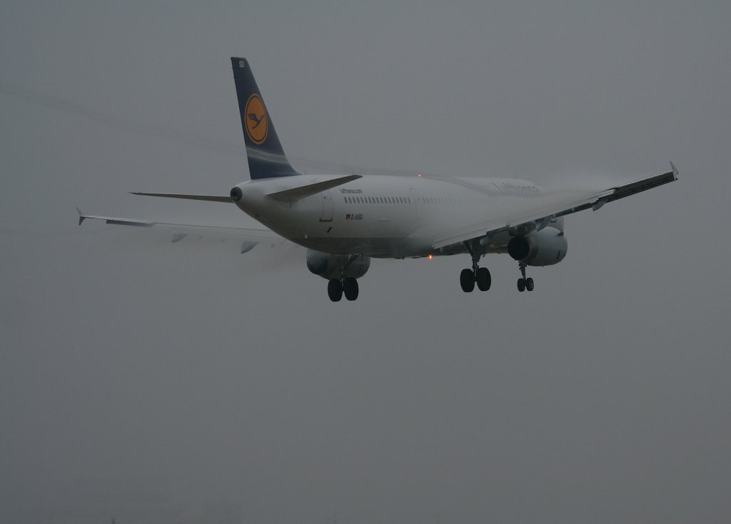 Berlin-Tegel im Nebel. Lufthansa A 321-231 D-AISD  Chemnitz  bei der Landung am 20.03.2011