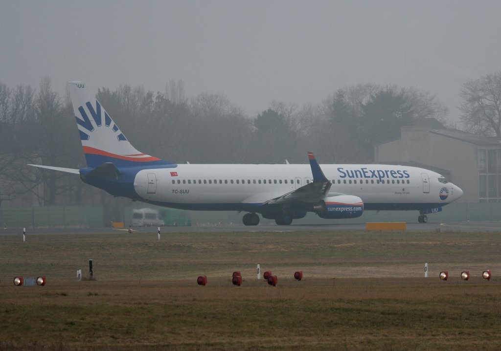 Berlin-Tegel im Nebel. SunExpres B 737-86Q TC-SUU am 20.03.2011