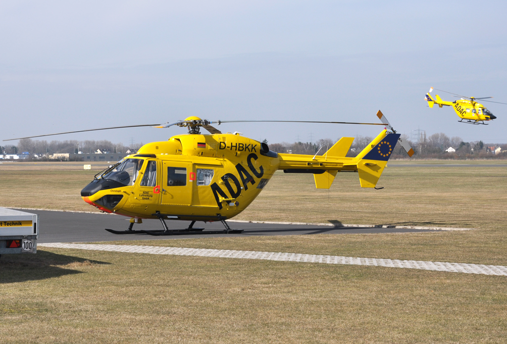 Bk 117 B-2 D-HBKK des ADAC vor der Werfthalle in Bonn-Hangelar (im Hintergrund eine andere Bk 117 beim Werkstattflug) - 06.03.2013