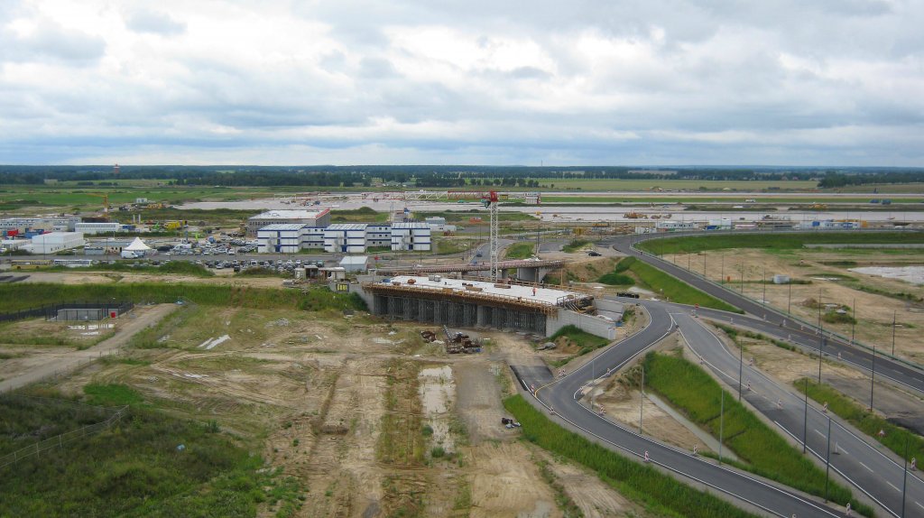 Blick vom BBI-Infotower auf die Grobaustelle des  Willy Brandt -Airport (17.08.10)

