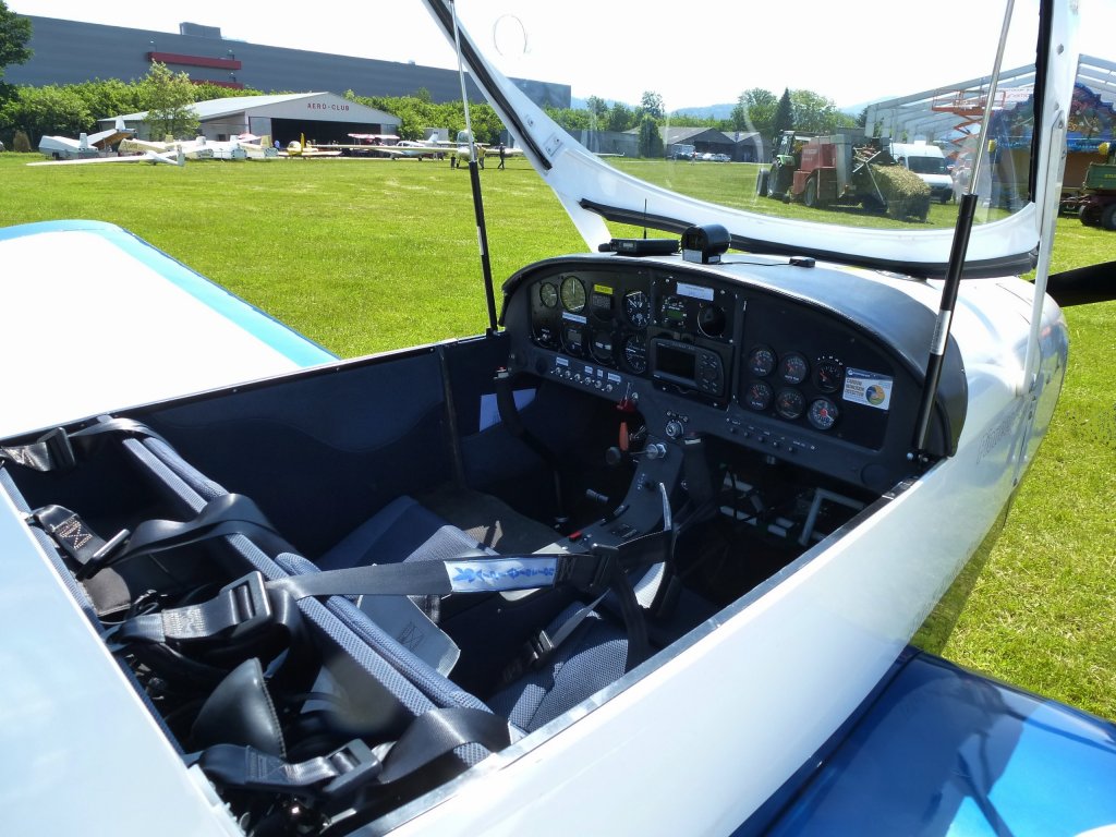 Blick ins Cockpit einer Pioneer 200, die italienische Firma Alpi Aviation baut seit 1999 Flugzeuge, Flugplatz Freiburg, Juni 2013 