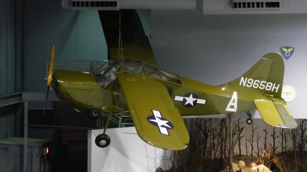 Blick von oben auf das Verbindungsflugzeug  L-5E Stinson Sentinel  im EAA Museum Oshkosh, WI (3.12.10). Es wurde auch  fliegender Jeep  genannt. Das Flugzeug hat hervorragende STOL-Fhigkeiten, bentigt kaum mehr als 30 Meter Bahn zum Abheben...