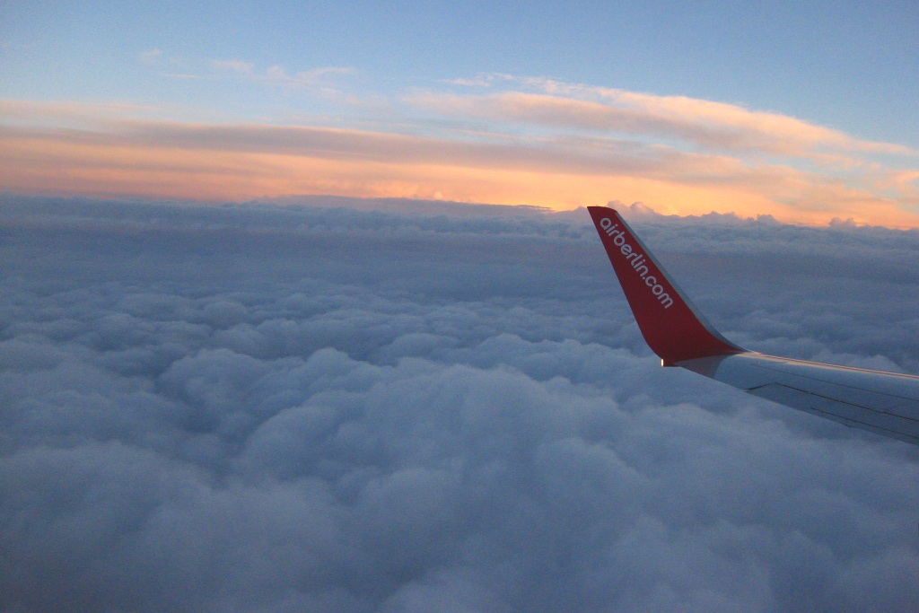 Blick ber den Wolken am Morgen des 16. August 2010 aus einer Air Berlin-Boeing 737-700  