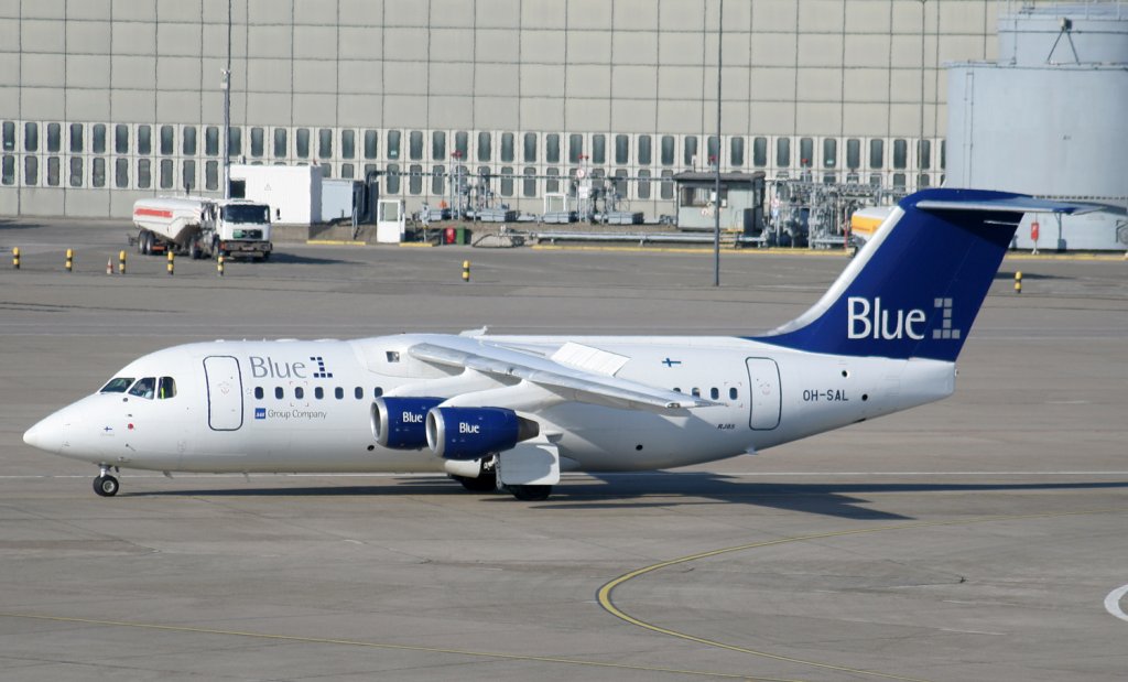 Blue 1 Avro Regjet RJ85 OH-SAL bei der Ankunft in Berlin-Tegel am 02.04.2010