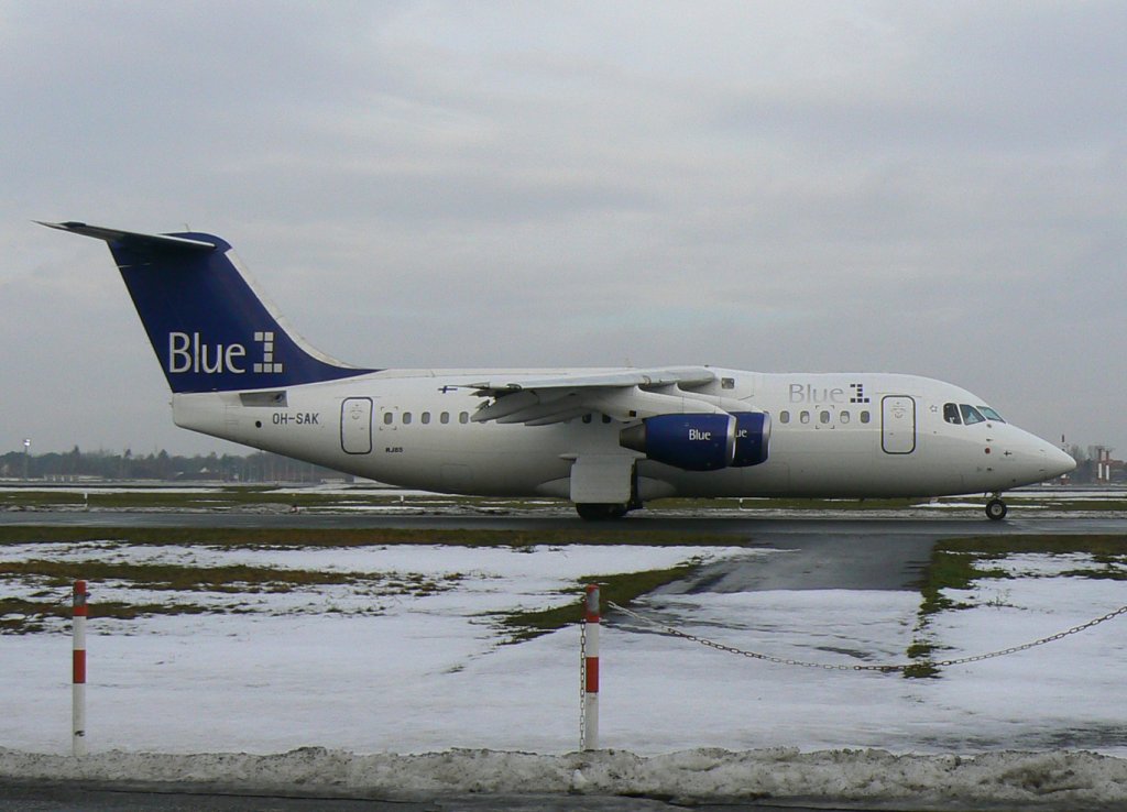 Blue 1 Avro Regjet RJ85 OH-SAK am 08.01.2011 auf dem Flughafen Berlin-Tegel