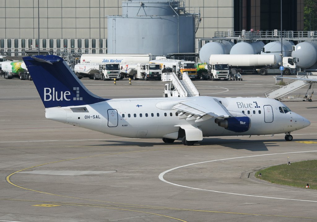 Blue 1 Avro Regjet RJ85 OH-SAL auf dem Weg zum Start in Berlin-Tegel am 21.04.2011