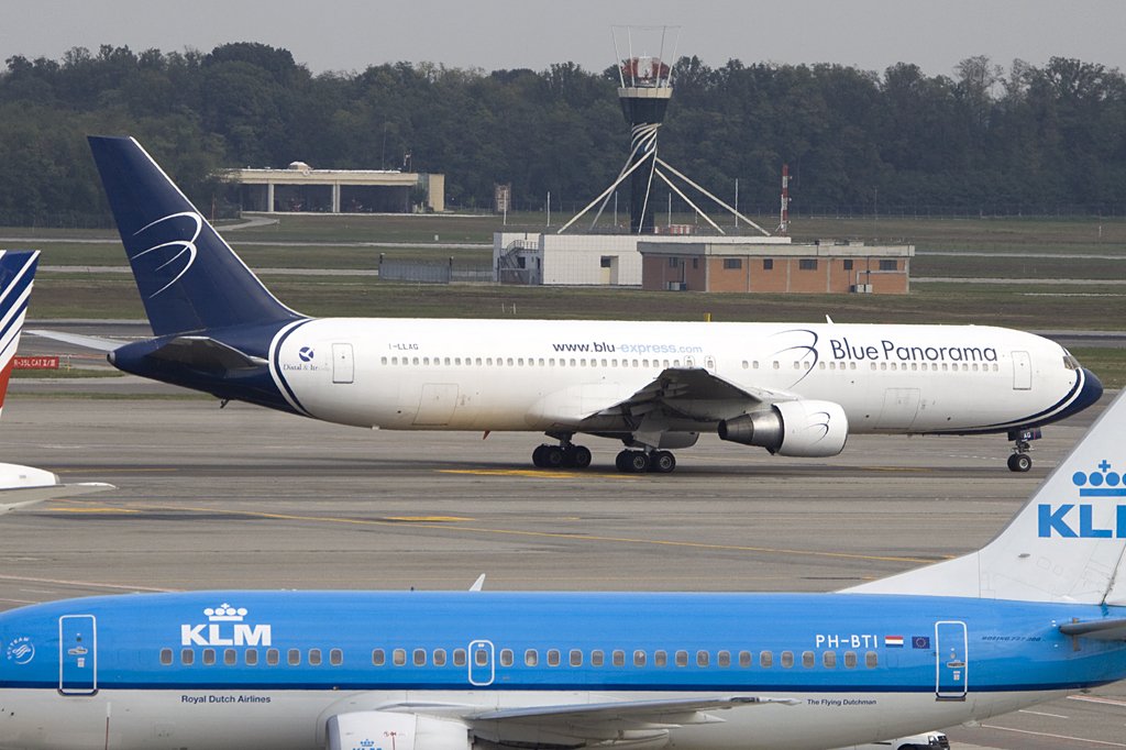 Blue Panorama, I-LLAG, Boeing, B767-330ER, 03.10.2009, MXP, Mailand, Italy 


