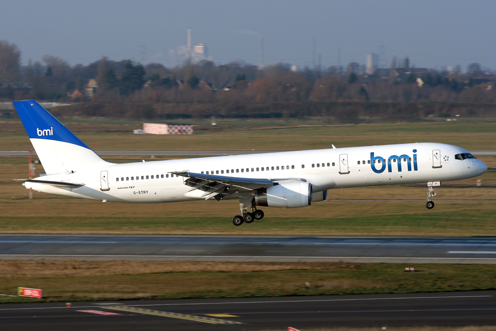 BMI B757-200 G-STRY kurz vor der Landung auf der 05R in DUS / EDDL / Dsseldorf am 28.12.2008