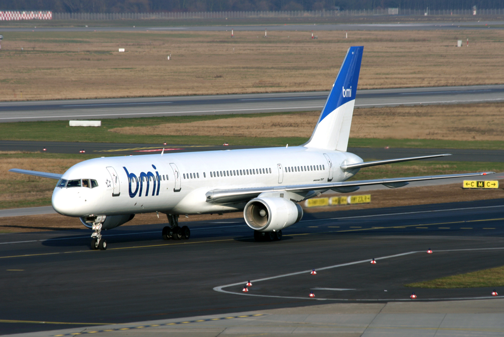 BMI B757-200 G-STRY nach der Landung auf der 05R auf dem Weg zum Gate in DUS / EDDL / Dsseldorf am 28.12.2008