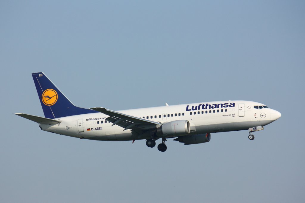 Boeing 737-300 der Lufthansa (D-ABEE) mit Flug aus Frankfurt bei der Landung in Dresden. Fotografiert am 19.06.2013. 