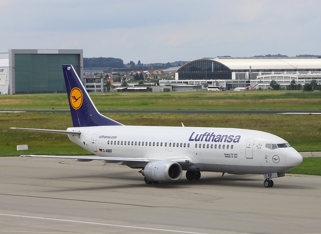 Boeing 737-300 der Lufthansa in Friedrichshafen, planmig fliegt LH mit einem CRJ700 die Strecke Friedrichshafen-Frankfurt/Frankfurt-Friedrichshafen, da am Wochenende die Outdoor (Messe) in Friedrichshafen zu Gast ist, fliegt LH aufgrund hherer Nachfrage mit der Boeing einige Flge....