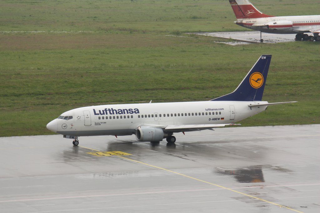 Boeing 737-300 der Lufthansa, Kennung D-ABEW, getauft auf den Namen  Detmold  in Leipzig/Halle. Fotografiert am 01.06.2010.