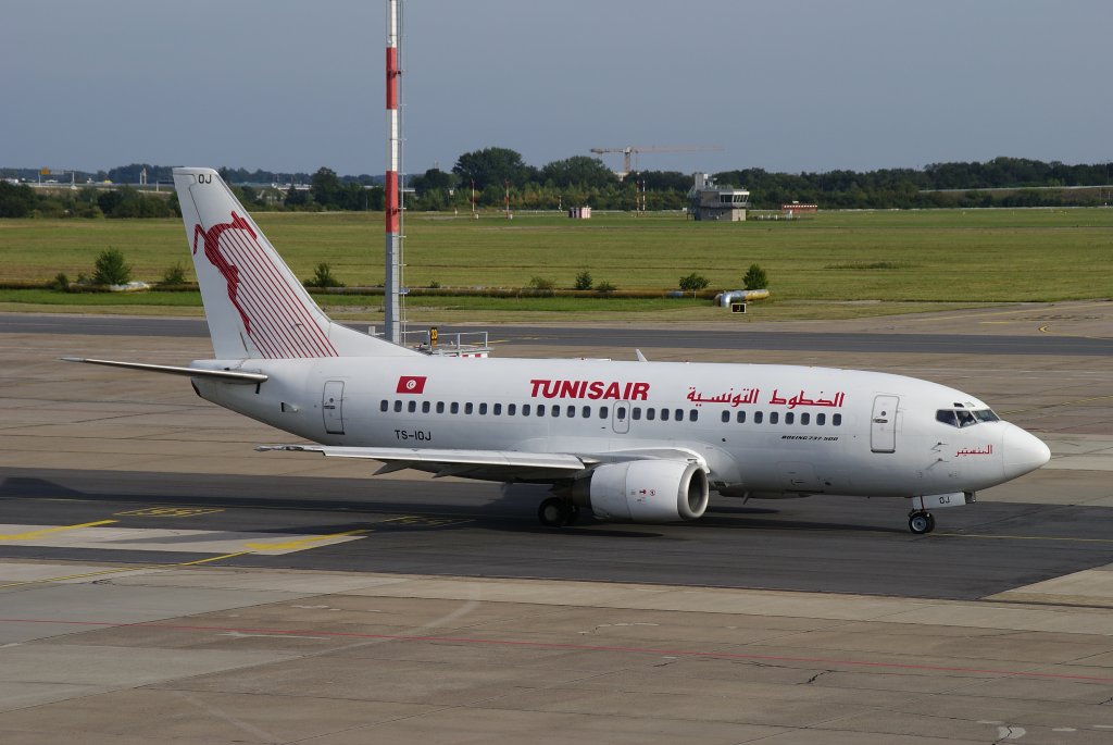 Boeing 737-500 (TS-IOJ) der tunesischen TunisAir rollt zur Startbahn auf dem Flughafen Berlin-Schnefeld am 18.08.2012 