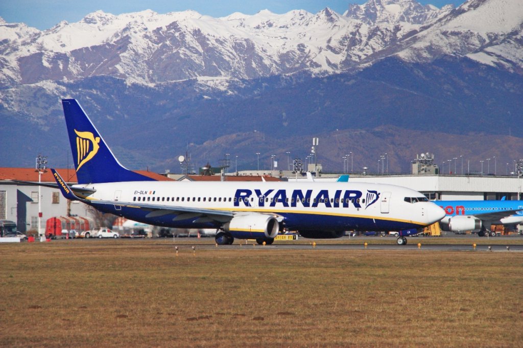 Boeing 737-8AS Ryanair (EI-DLN) in Turin - Caselle (Sandro Pertini, TRN / LIMF) 06/02/2011. 

