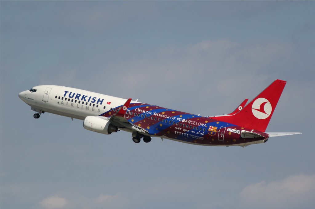 Boeing 737-8F2 (TC-JGY) der Turkish Airlines mit Sonderlackierung  FCBARCELONA  beim Start in Zrich am 30.8.2011.