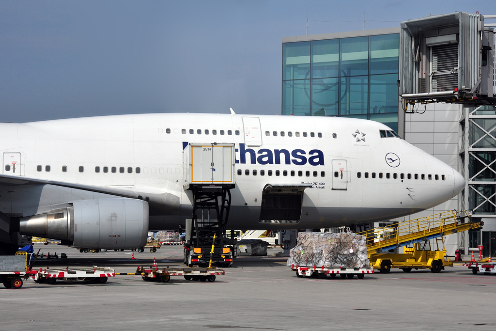 Boeing 747-430M der Lufthansa beim Fracht verladen am Flughafen Frankfurt - 14.04.2012