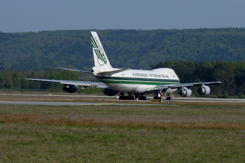 Boeing 747, Frachtmaschine der Evergreen International fhrt zum Startplatz, Air-Base Ramstein/Pfalz, April 2011