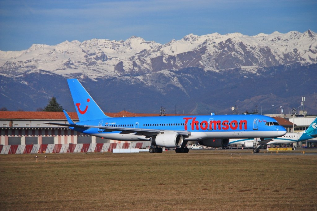 Boeing 757-28A Thomson Airways (G-OOBA) in Turin - Caselle (Sandro Pertini, TRN / LIMF) 06/02/2011. 

