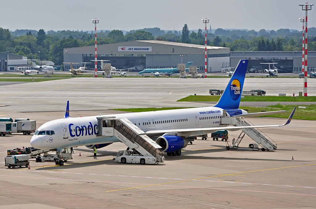 Boeing 757-300 der Condor, D-ABOG mit Fluggaststeigen auf dem Vorfeld in Dsseldorf - 07.06.2010