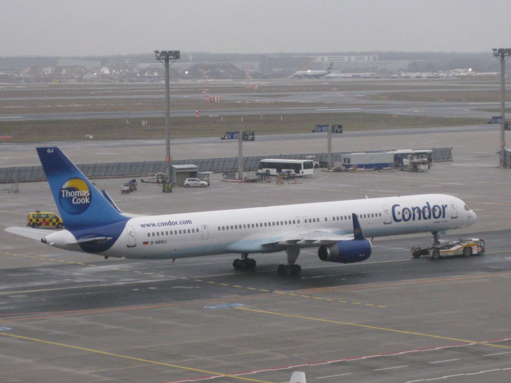Boeing 757-330 (mit Winglets) der Condor beim Push-back-Vorgang in Frankfurt am Main 
