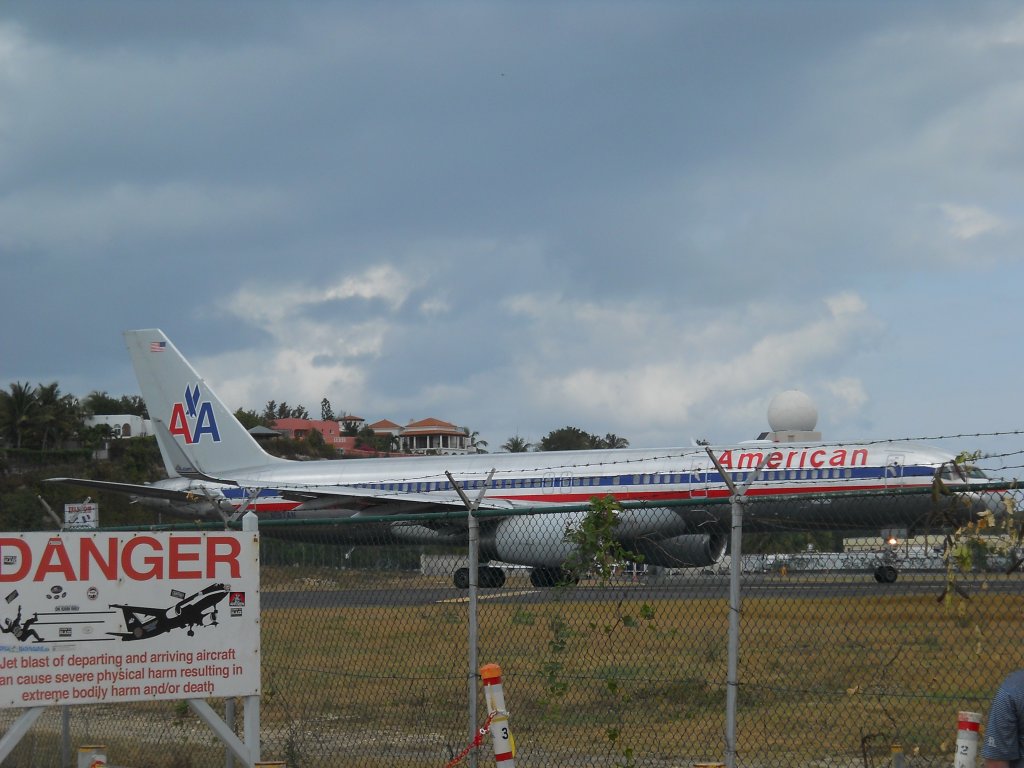 Boeing 757 N197AN von American Airlines auf em Weg zum Start in St.Maarten (SXM) am 5.3.2013.Man beachte das Warnschild !