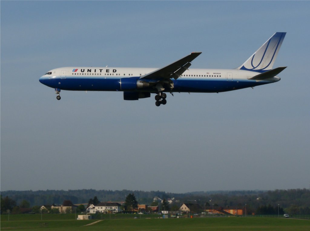 Boeing 767-322(ER) vor dem Aufsetzen auf Piste 14 in Zrich-Kloten am 28.4.2010.
