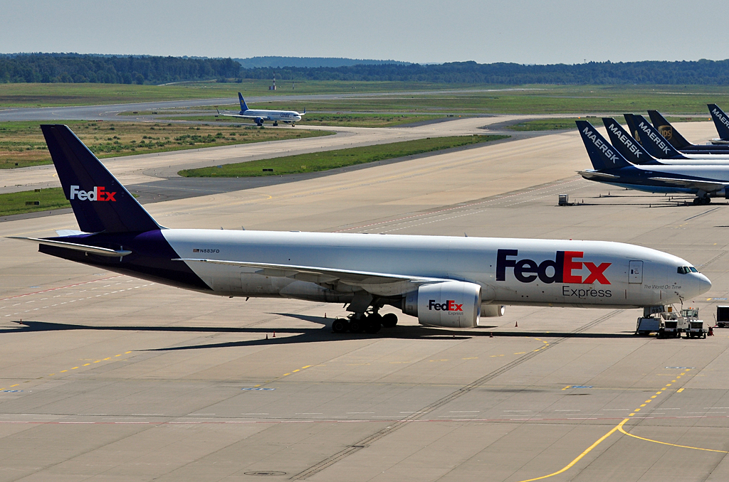 Boeing B 777-FS2  FedEx  N883FD auf dem Flughafen Kln-Bonn - 04.08.2012