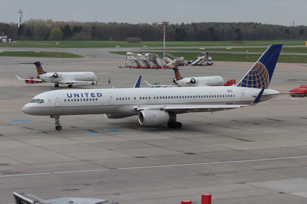 Boing 757, N14121, der United Airlines beim rollen in Hamburg zur Startbahn. 27.04.2013