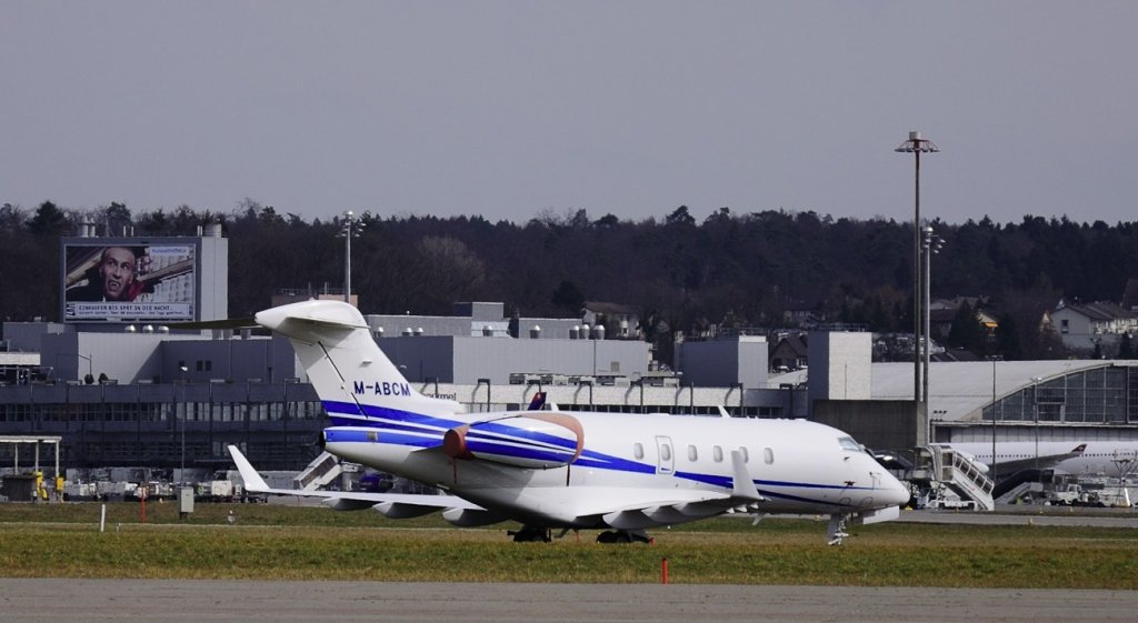 Bombardier BD-100-1A10 Challenger 300,steht am Flughafen Zrich, gesehen am 14.03.2011