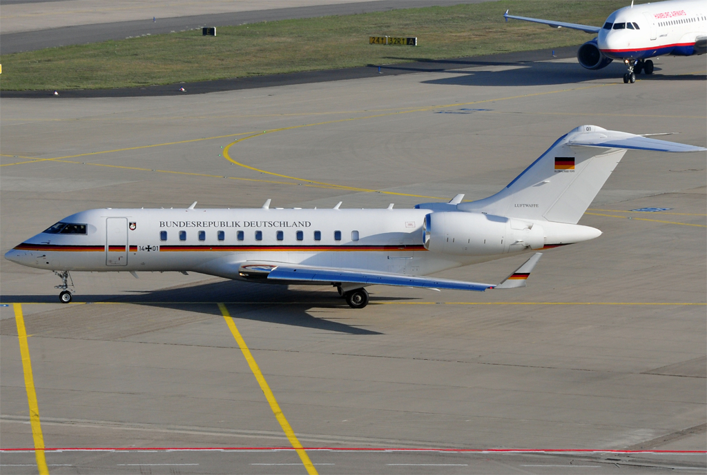 Bombardier Global 5000, Luftwaffe 14+01 (bis 19 Paxe), taxy at CGN - 28.10.2012