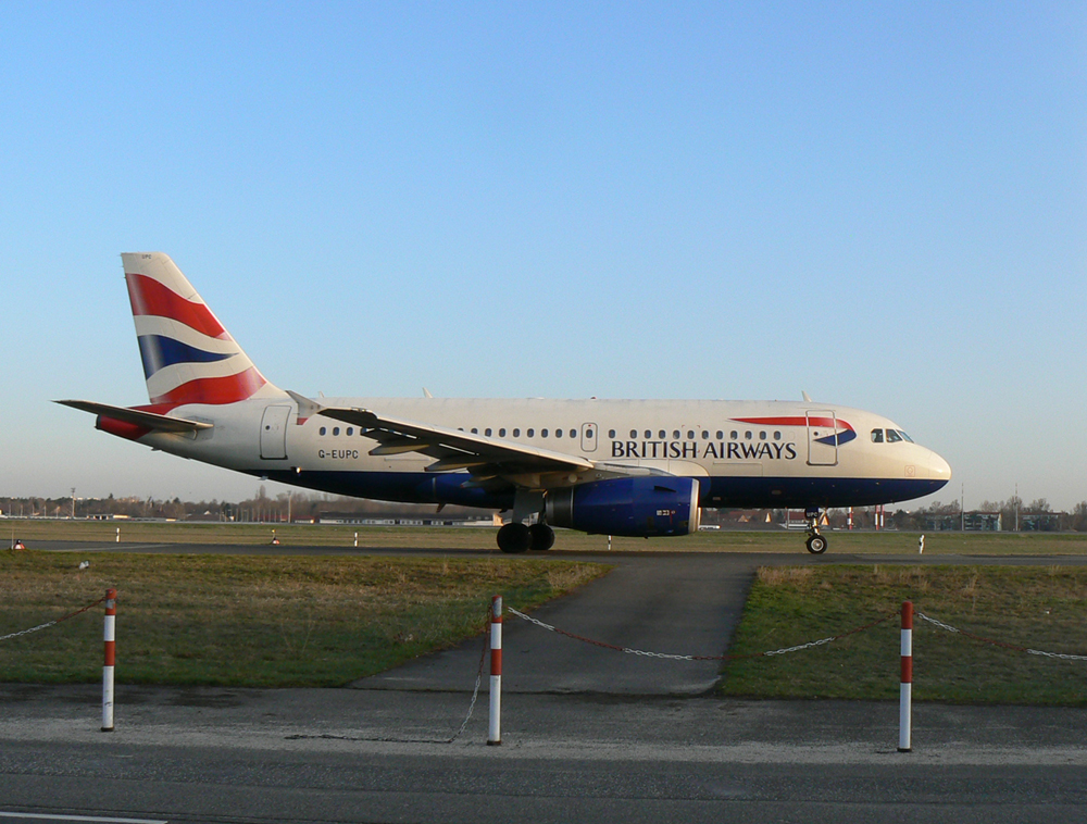 British Airways A 319-131 G-EUPC am frhen Morgen des 02.04.2010 auf dem Flughafen Berlin-Tegel