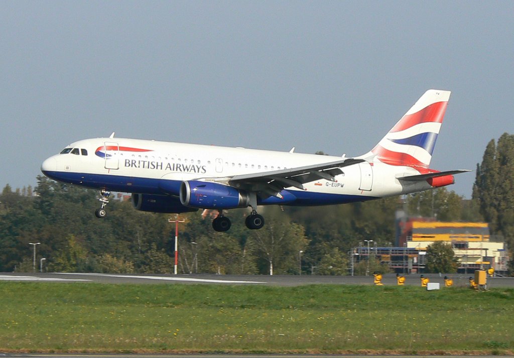 British Airways A 319-131 G-EUPW kurz vor der Landung in Berlin-Tegel am 04.10.2011