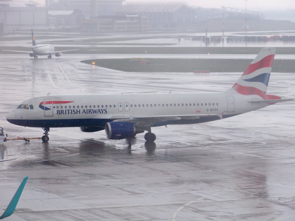 British Airways, A320-211, G-BUSK auf dem Hamburger Flughafen. AUfgenommen am 27.03.10.