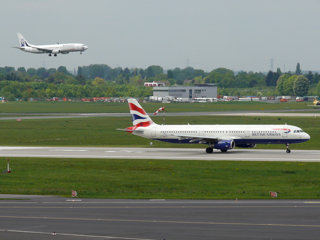British Airways; G-EUXL; Airbus A321-231 und SunExpress; TC-SNE; Boeing 737-8HX. Flughafen Dsseldorf. 10.05.2010.