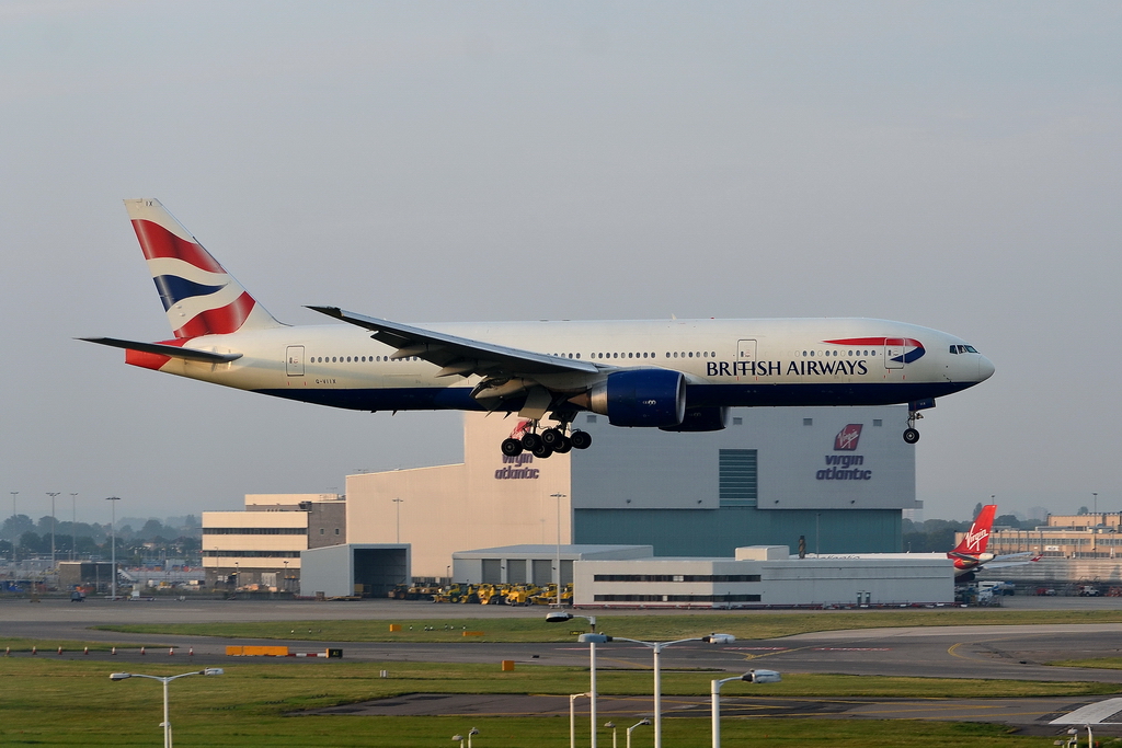 British Airways, G-VIIX, Boeing 777-236/ER. Einen besseren Blick, im gemtlichen Hotelzimmer, auf die landenden Maschinen findet man schwer. 31.7.2011
