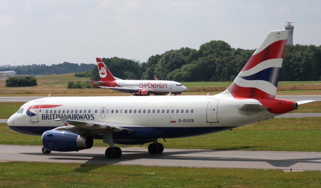 British Airways,G-EUOB,(c/n1529),Airbus A319-131.30.07.2013,HAM-EDDH,Hamburg,Germany(hinten landet Air Berlin,D-AHXF,B 737-7K5(WL)).