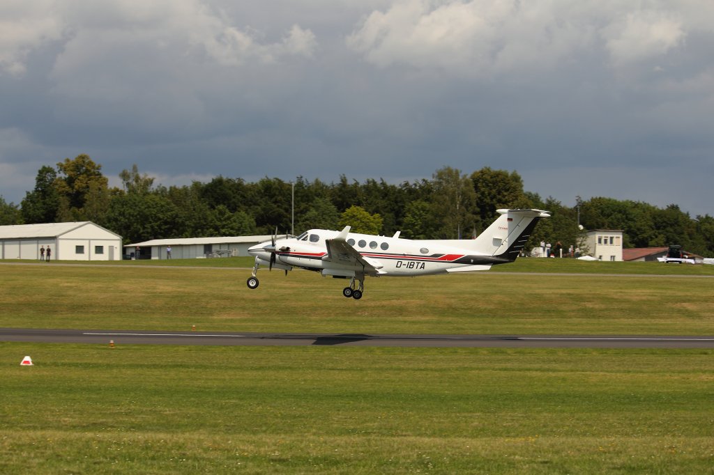 Brose Fahrzeugteile Beech B200GT Super King Air beim abheben auf der Brandensteinsebene am 01.07.2011.