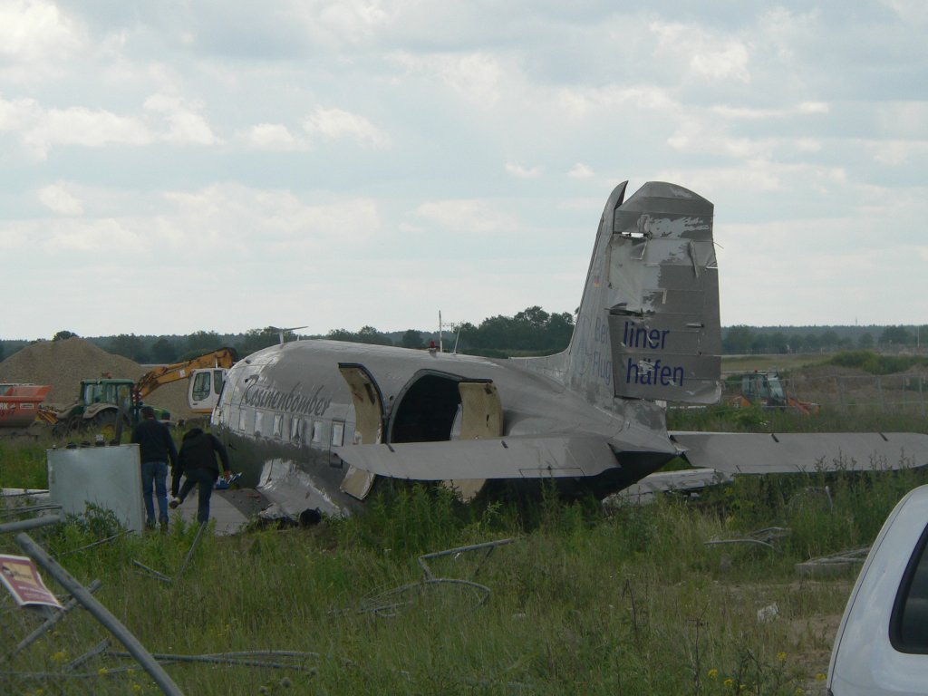 Bruchlandung des Rosinenbombers Douglas DC-3 in Schnefeld. Kurz nach dem Start fiel das Triebwerk aus, dem Piloten gelang eine Notlandung auf freiem Feld. Selchow (Schnefeld), 20.6.2010