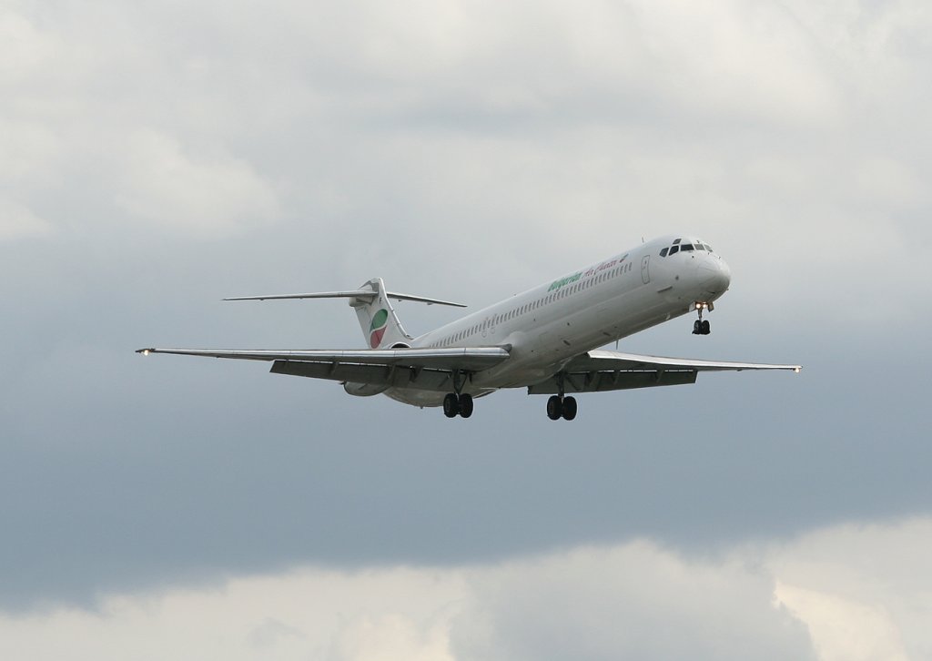 Bulgarian Air Charter MD-82 LZ-LDF kurz vor der Landung in Berlin-Tegel am 27.05.2011