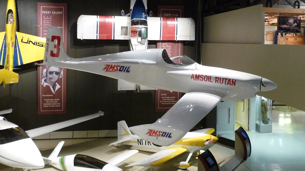 Burt Rutan entwarf dieses Rennflugzeug 1981. Mit zwei Tragflchen hintereinander gilt es als Zweidecker. Es wurde bei einem Absturz 1983 zerstrt, aber der Pilot blieb unverletzt. Die berreste wurden wieder zusammengeklebt und kamen ins EAA Museum Oshkosh, WI (3.12.10). 