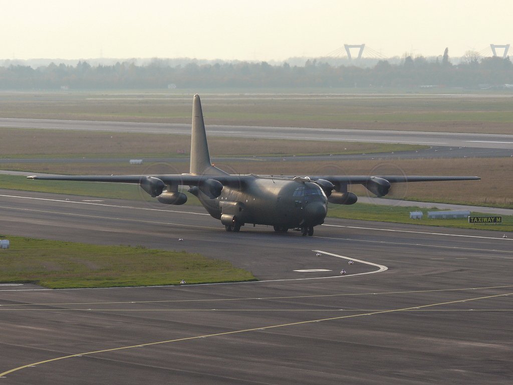 C-130 Hercules der RAF. Flughafen Dsseldorf. 31.10.2009.