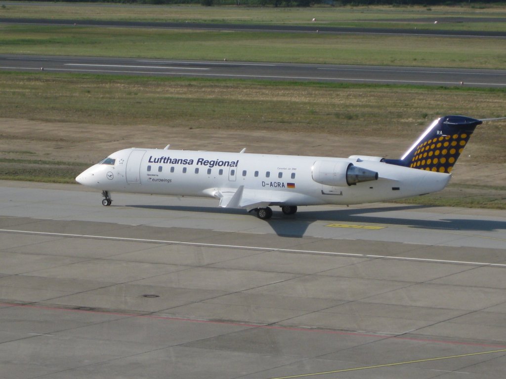 Canadair CRJ200 der Eurowings beim Rollen nach der Landung auf dem Flughafen Berlin-Tegel 