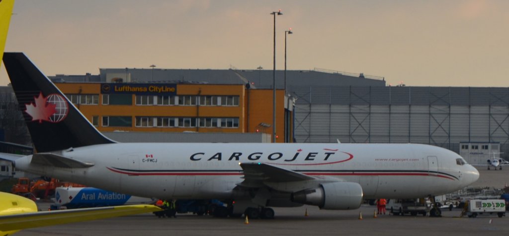 Cargojet Airways, C-FMCJ, Boeing 767-200 ERF, der kanadischen Frachtfluggeselschaft, abgestellt am 10.01.2013 auf dem Flughafen Kln/Bonn.
