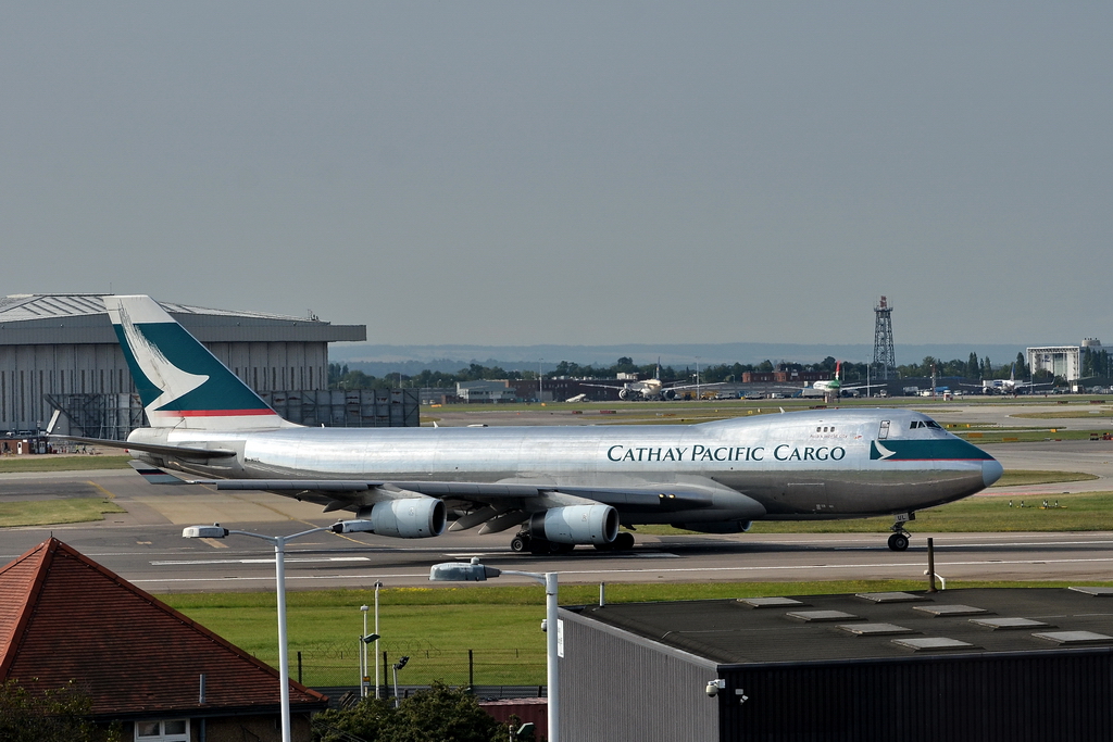 Cathay Pacific Airways Cargo, B-HUL, Boeing 747-467F/SCD. Dieser grosse Silbervogel sieht ohne Fenster etwas ungewhnlich aus, aber als Frachter sind Fenster ja auch nicht notwendig. 31.7.2011