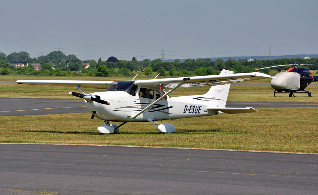 Cessna 172 Skyhawk SP, D-ESUE, abgestellt in Bonn-Hangelar 25.06.2010