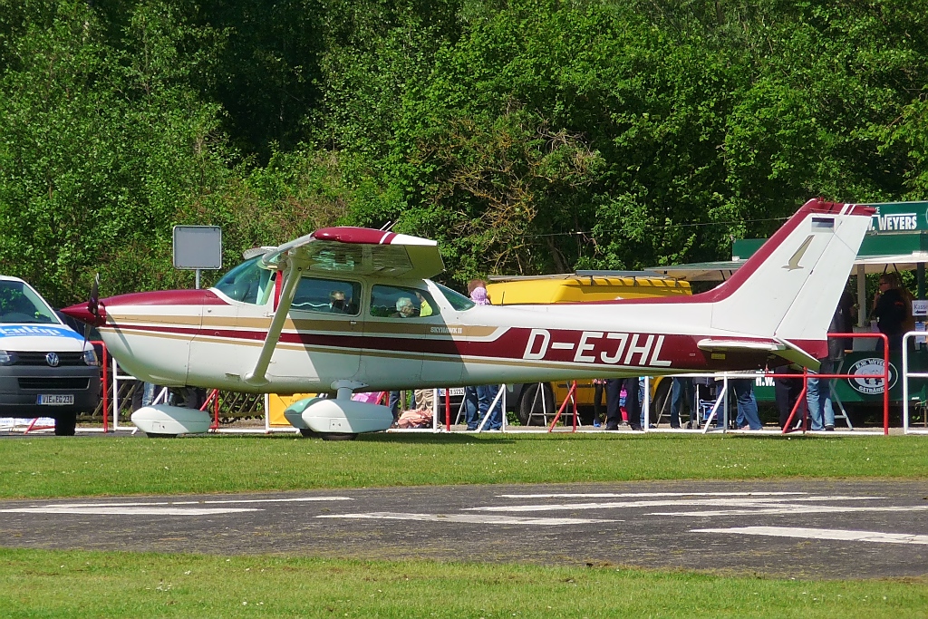 Cessna 172N Skyhawk, D-EJHL, beim Flugtag in Grefrath, 19.5.13 
